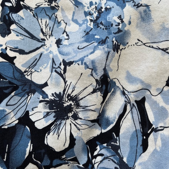 Tennis skirt with blue/white floral design, comfortable material inside, pockets - Picture 3 of 6